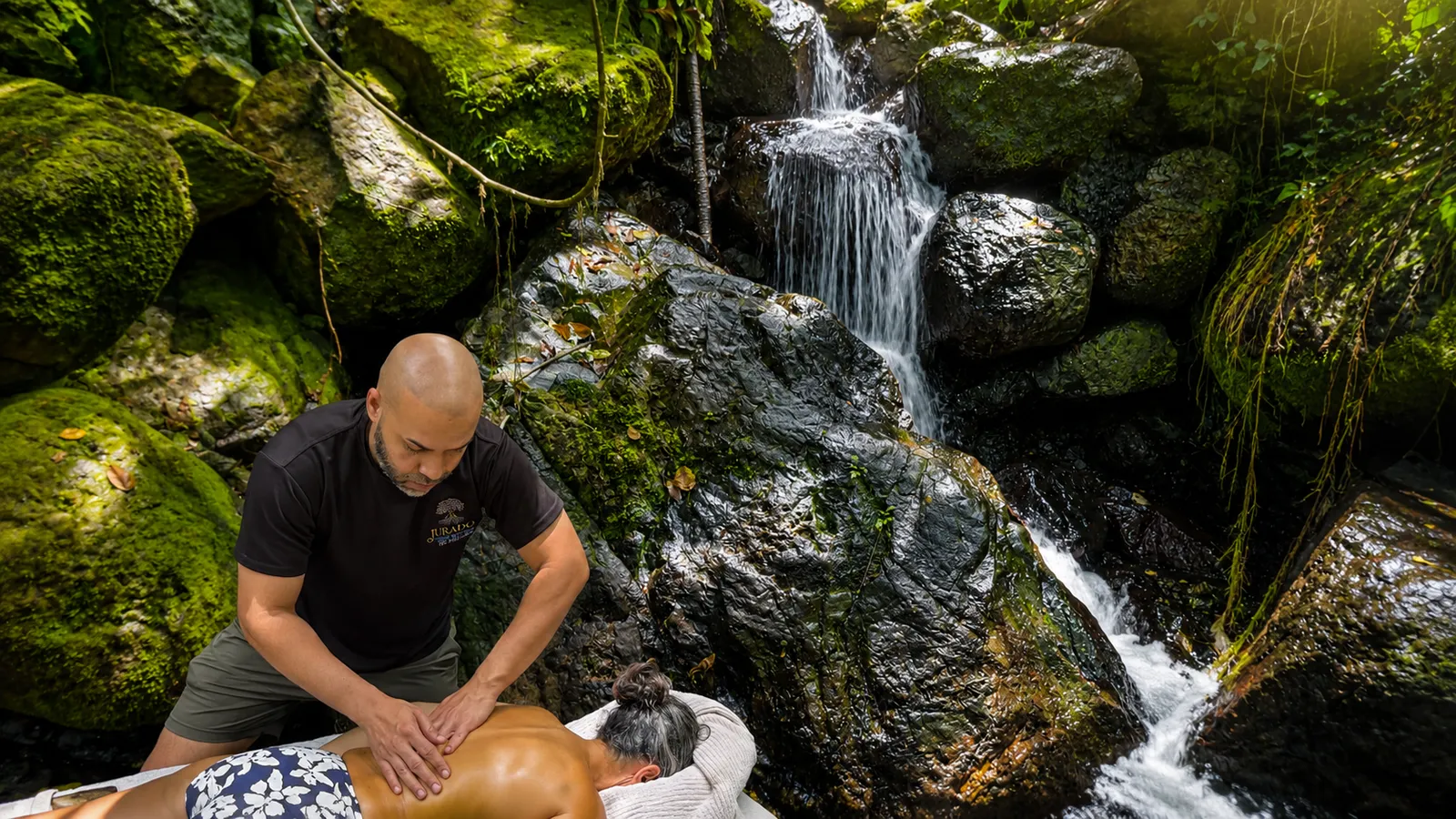 Massage service surrounded by tropical nature at Finca Ki’