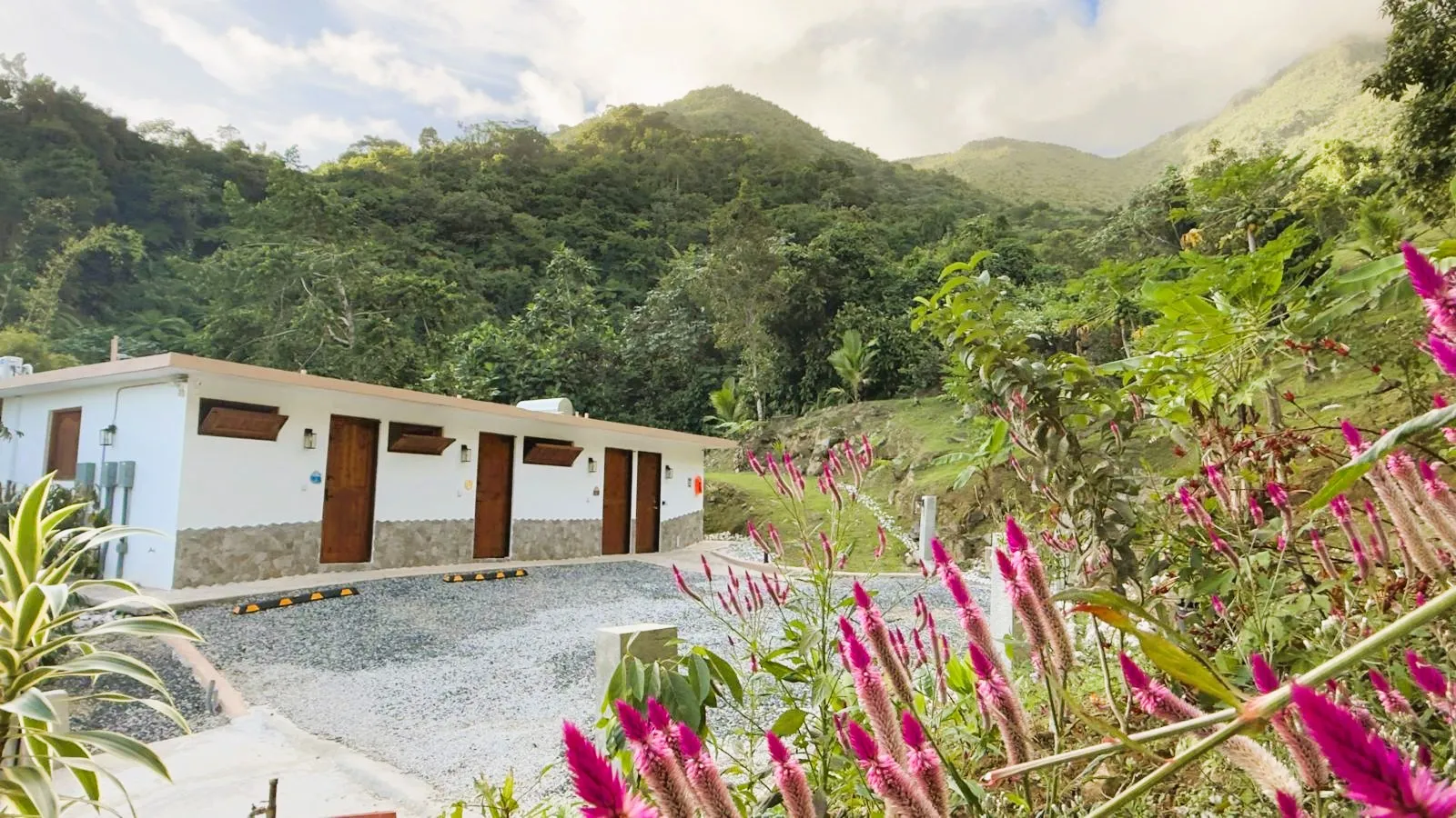 Finca Ki’ rooms and mountain landscape